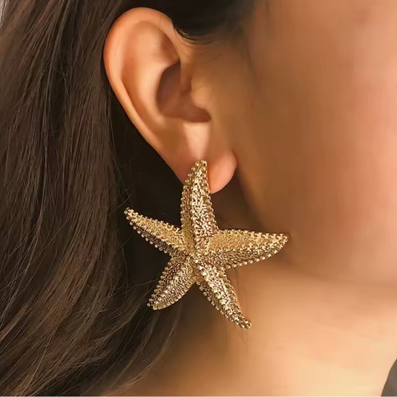 🌟 Gold Textured Starfish Earrings - Picture 1 of 5
